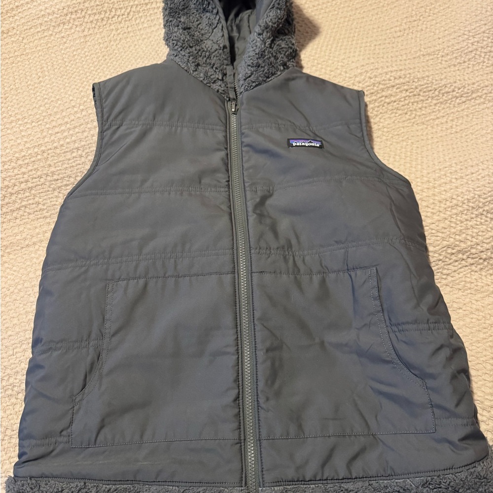 Patagonia Charcoal Fleece Reversible Vest Outerwear - Picture 2 of 3